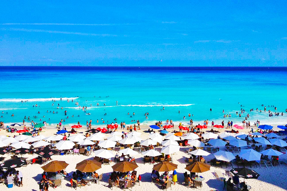 Spring Break in Cancun Beach Crowded - Cheapest Time