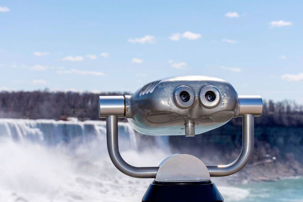 Binoculars of Niagara Falls - Cheapest Time