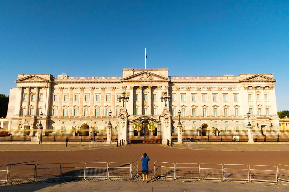 Buckingham Palace, England - Cheapest Time