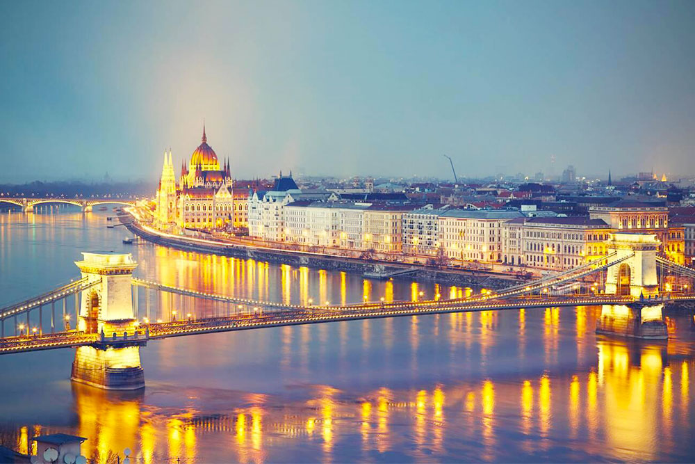Szechenyi Chain Bridge and Parliament, Budapest - Cheapest Time